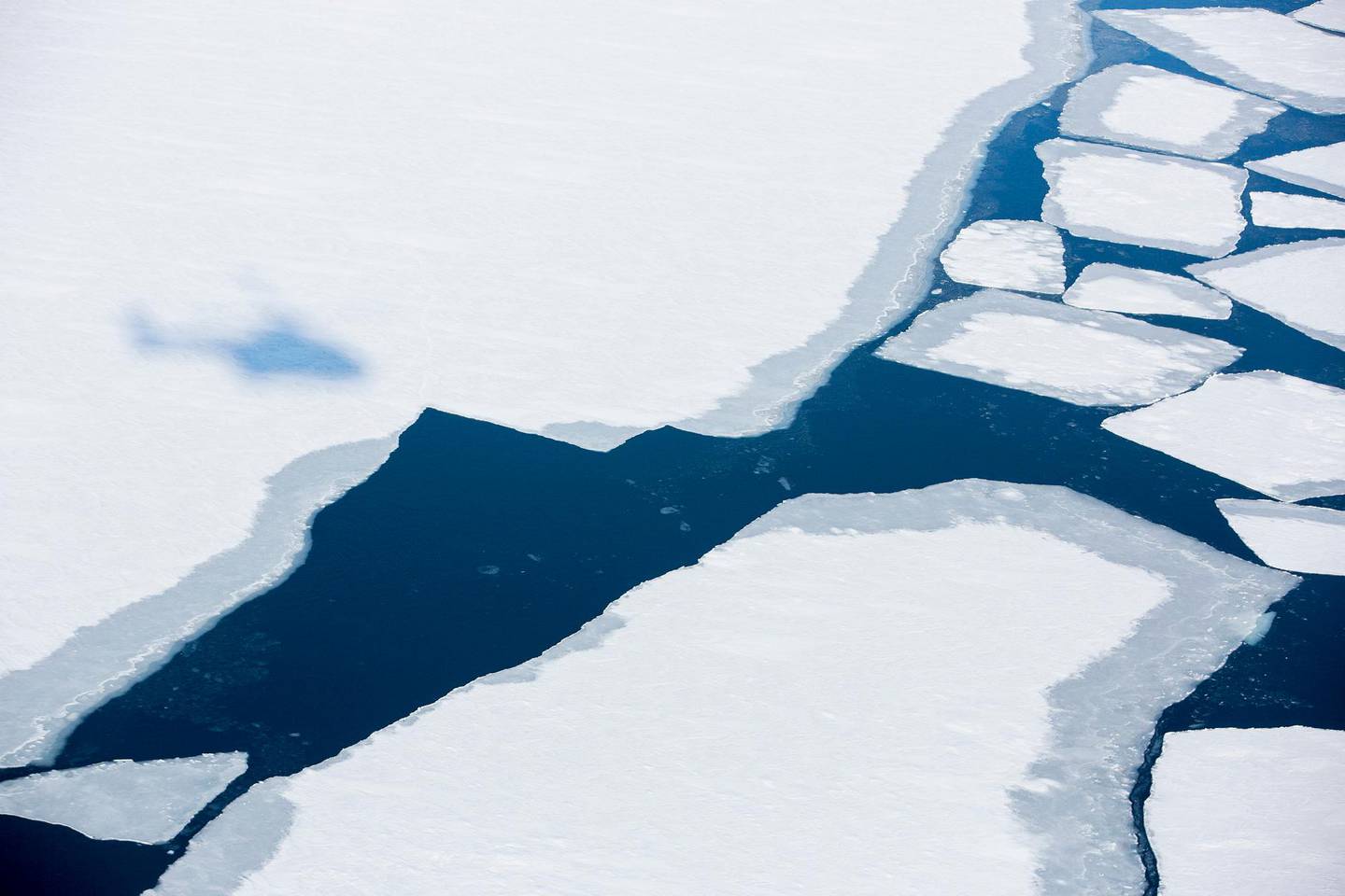 Nesten Nordpolen  20150421.
Is på en av fjordene på Svalbard. Svalbard og Arktis er det område i verden hvor klimaendringene merkes mest og først. De siste årene har det blitt stadig mindre is i fjordene noe som har tvunget isbjørnen på land etter jakt på mat.
Foto: Tore Meek / NTB scanpix