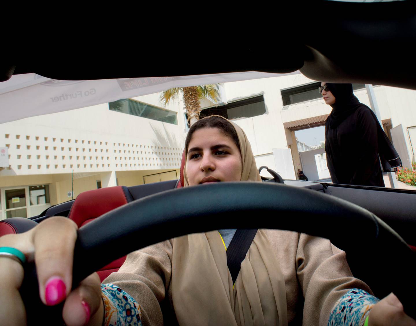FÅR KJØRE: I Saudi-Arabia skal kvinner omsider få lov å kjøre bil. Her sitter Sara Ghouth for første gang i førersetet under øvelse sponset av Ford i Jiddah, Saudi-Arabia. FOTO: NTB SCANPIX