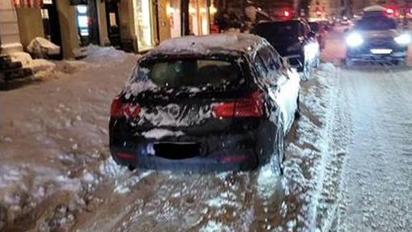 Bilen satt fast i snøkaoset – fikk parkeringsbot