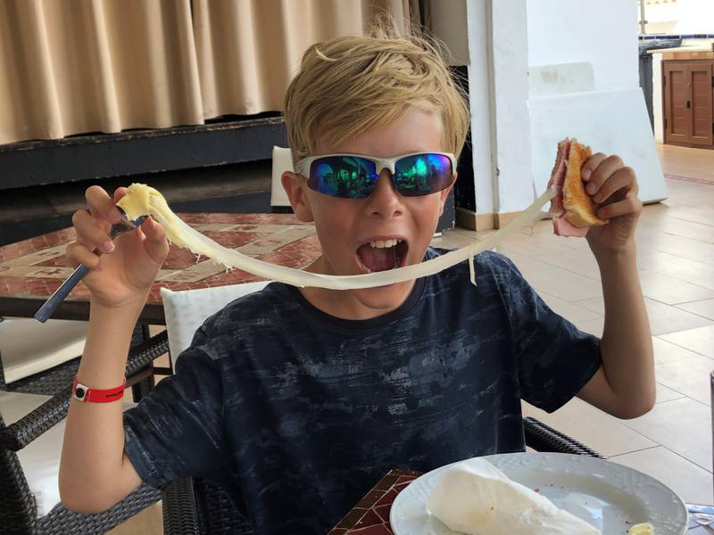- Her har barnebarnet mitt Sondre fått servert ost og skinke toast på Tenerife