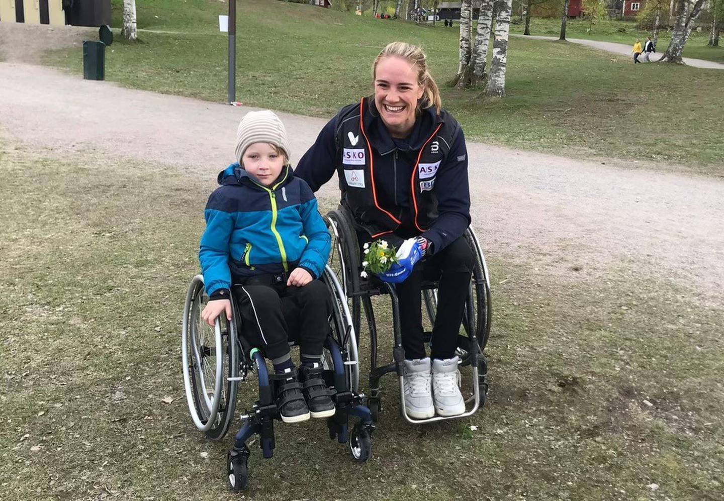 Under et tidligere Wings for Life World Run fikk Isak møte den paralympiske idrettsutøveren Birgit Skarstein, som er flere ganger verdensmester i roing og som har samme type ryggmargskade som Isak.