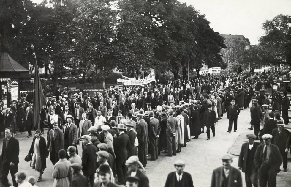 Hungermarsjen passerer Ankerbrua i Oslo den 21. juni 1932 etter å ha gått 57 mil fra Trondheim. På Ankertorget møtte de deltakerne fra Østfold og gikk sammen til Youngstorget hvor det var taler. To korps og 10.000 mennesker tok dem imot.
