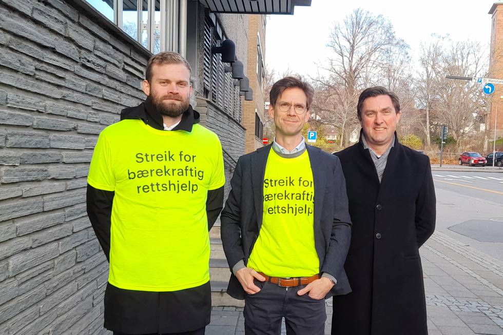 Streikende advokater utenfor tingretten i Fredrikstad