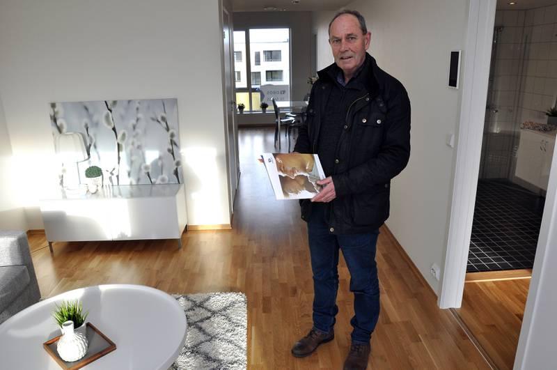 OBOS har 100 ledige nye boliger i distriktet. Prosjektdirektør Hallvard Nordahl går utradisjonelle veier for selge. Her i 5 grader øst på Storhaug hvor cirka 75 av 124 boliger er ledige.  Foto: Arne Birkemo