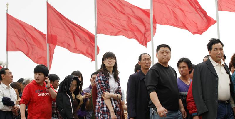 Hvert år flokker tusenvis av besøkende seg til Tianenmen-plassen i Beijing for å markere 1. mai som   offentlig fridag. Her stiller kinesere seg opp i kø for å se på den balsamerte kroppen til Kinas tidligere leder Mao Zedong i 2012. FOTO: VINCENT THIAN/NTB SCANPIX
