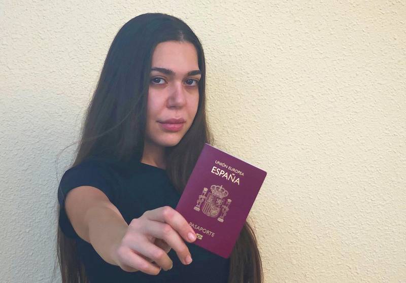 Den palestinske flyktningen Heba Nabil Iskandarani med sitt spanske pass som hun fikk på grunn av sin jødiske bakgrunn.