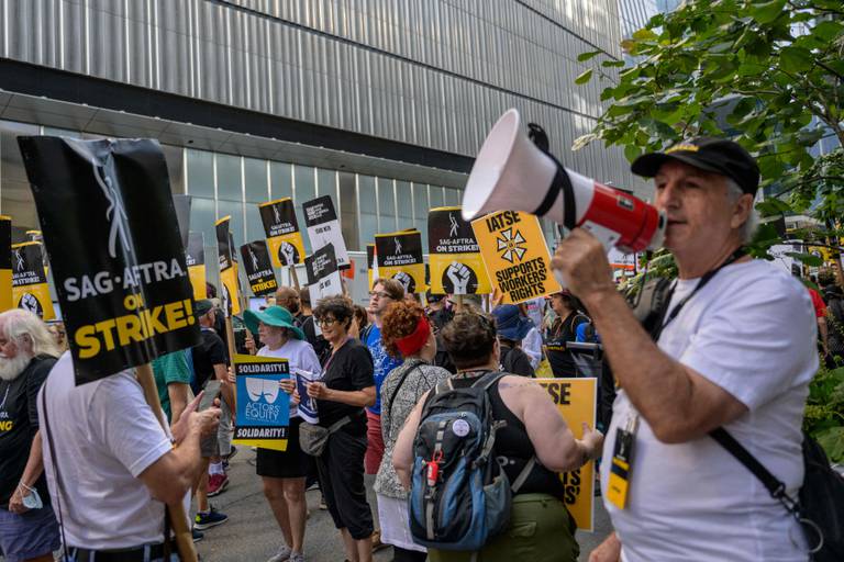 Skuespillere, forfattere og andre fagforeningsmedlemmer slutter seg til streikende SAG-AFTRA- og WGA-medlemmer på en streikelinje foran kontorene til HBO og Amazon under National Union Solidarity Day i New York City 22. august 2023.