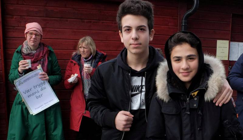 (F.v.:) Prestene Karoline Faber og Marit Skogesal fikk en matbit av Ethem Erdem (14) og Emirhan Baki (13).