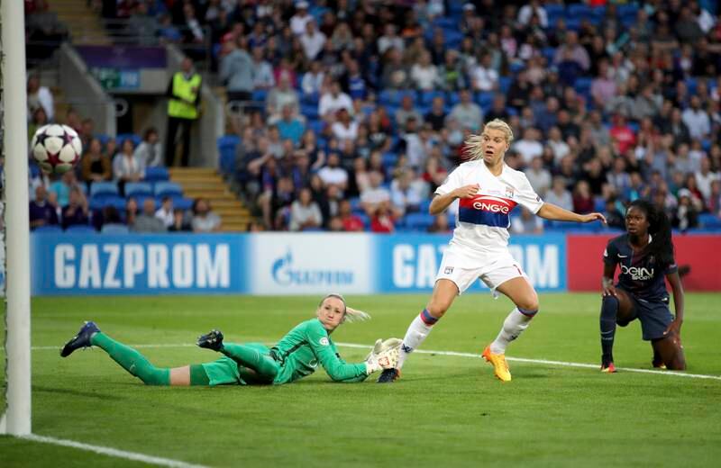 Ada Hegerberg setter en keeperretur rett utenfor mål i mesterligafinalen torsdag kveld. mot Paris Saint-Germain torsdag. Foto: 