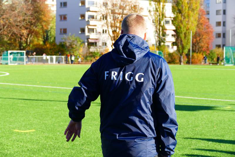 Ingen glorete drakter med overdreven reklame på Friggs utstyr. Dette er trener Magnus Aadland.