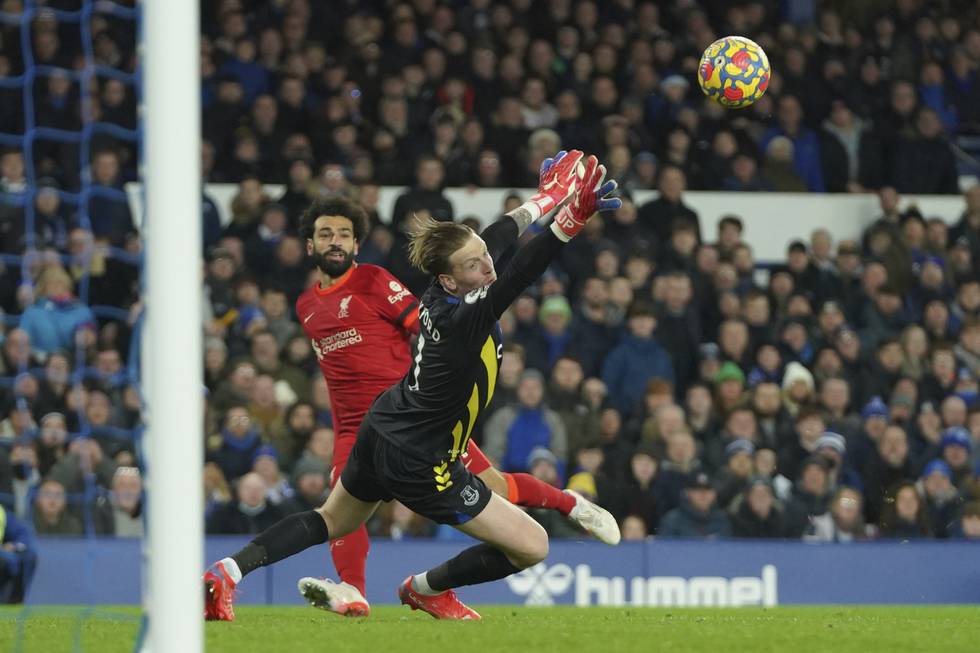 Mohamed Salah setter inn 2-0 mot Everton. Jon Super / AP / NTB