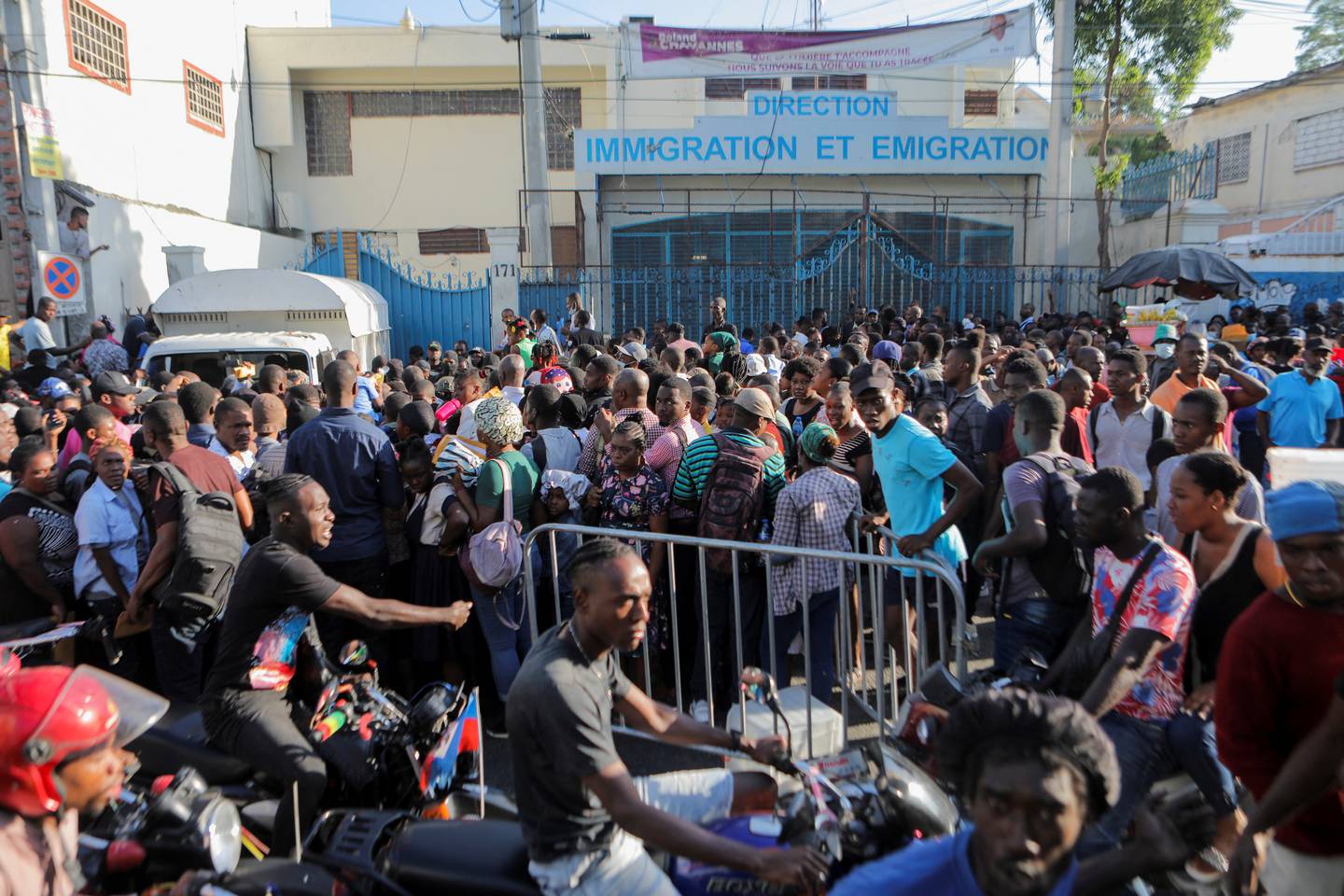 Haitiere sto i lange køer utenfor et migrasjonskontor i Port-au-Prince 15. februar for å søke om pass.