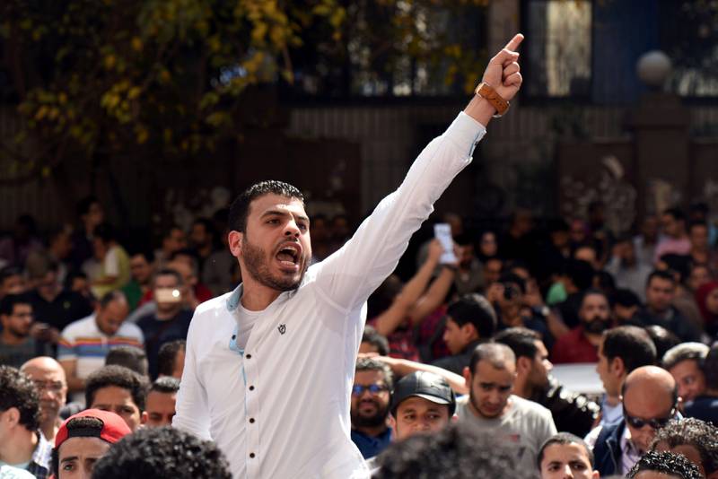 Egyptere har protestert i gatene mot avtalen som gir to øyer, som har vært under egyptisk kontroll siden 1950, tilbake til Saudi-Arabia. FOTO: MOHAMED EL-SHAHED/NTB SCANPIX