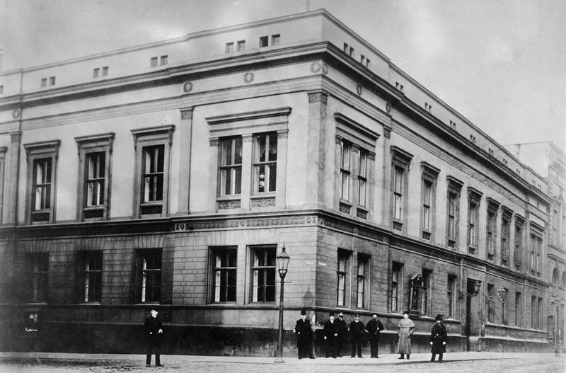Kristianias post- og telegrafbygning, cirka 1880–1890. Byens hovedpostkontor lå Karl Johans gate 14 i fra 1869, og Telegraf­væsenet flytta inn i 1875.
