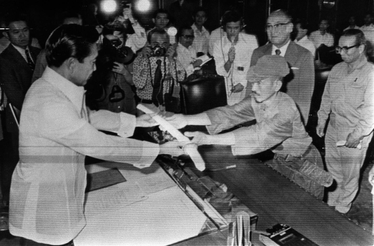Hiroo Onoda presenterte sitt rustne samuraisverd for den daværende filippinske presidenten, Ferdinand Marcos. Marcos aksepterte kapitulasjonen. Datoen var 11. mars 1974.