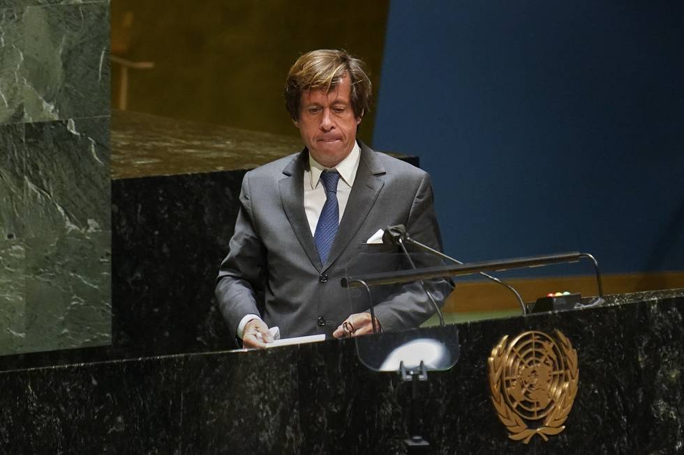 Frankrikes FN-ambassadør Nicolas de Rivière anklaget Russland for å gjennomføre massakre i ukrainske byer da han inntok talerstolen i FN-hovedkvarteret i New York onsdag. Foto: John Minchillo / AP / NTB