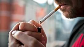 Innfører ny røykelov: Forbyr sigaretter på livstid