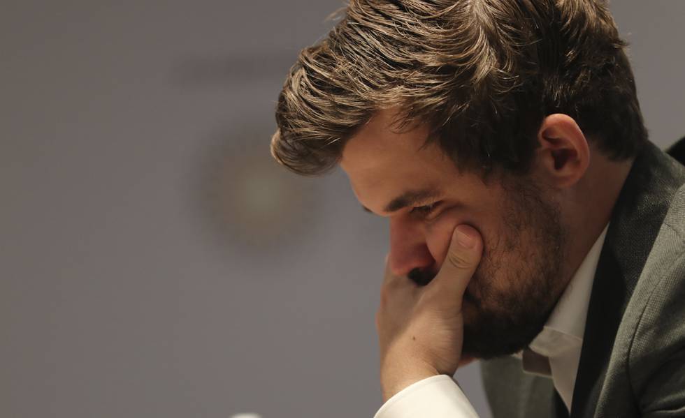 Magnus Carlsen fikk en kjapp remis i VM lørdag. Foto: Kamran Jebreili / AP / NTB