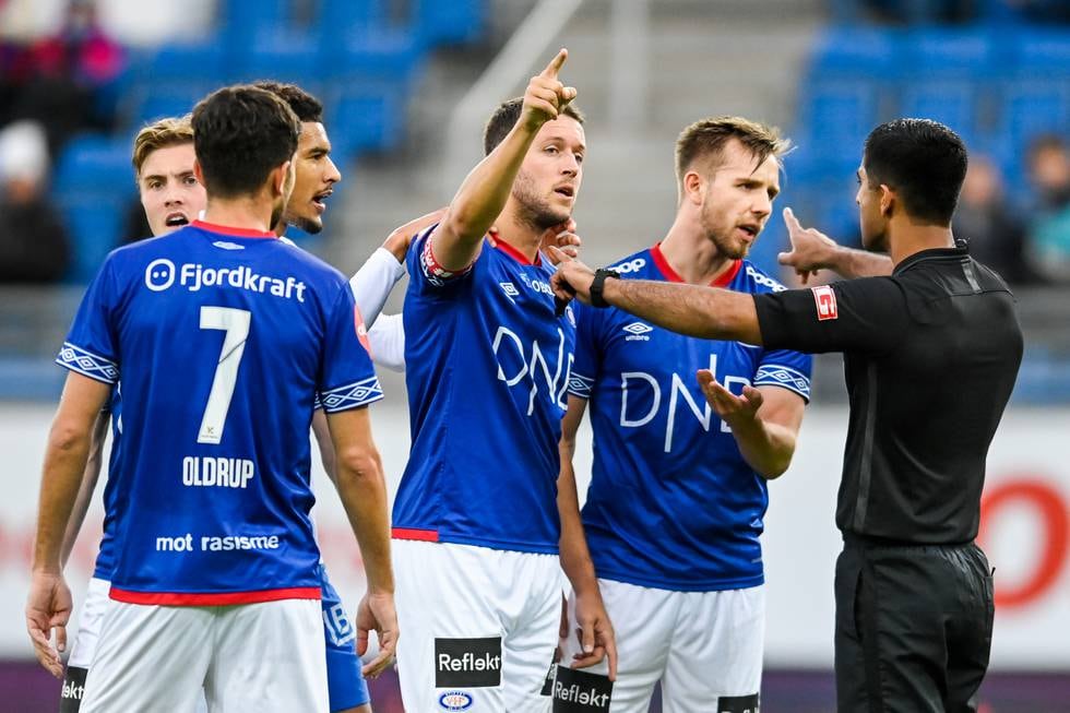 Vålerengas Jonatan Tollås Nation og Ivan Näsberg snakker med dommer Mohammad Usman Aslam under eliteseriekampen i fotball mellom Vålerenga og Molde på Intility Arena.