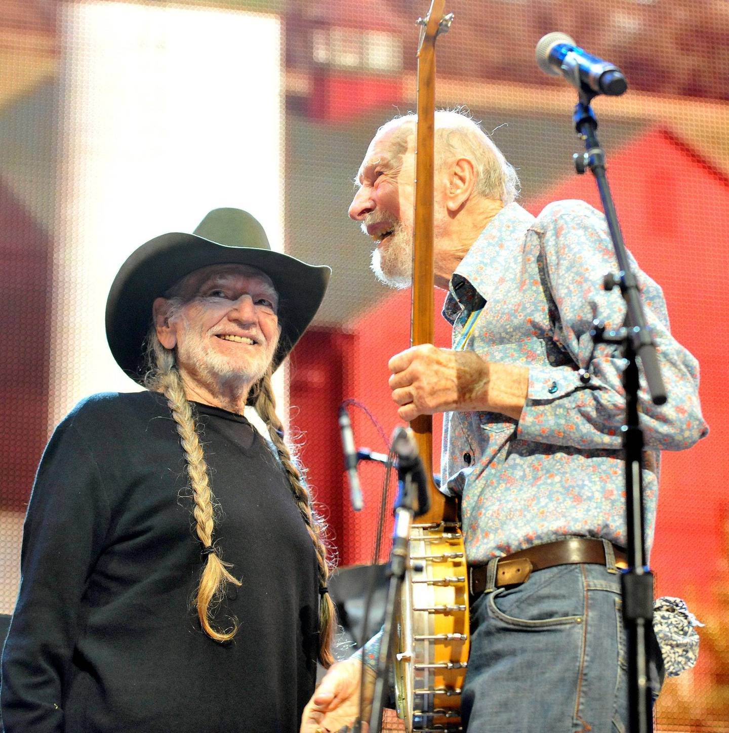 Pete Seeger med Willie Nelson på Farm Aid i 2013.