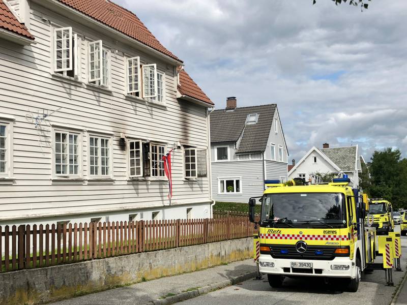 En person ble skadd i en boligbrann i Vidars gate på Våland tirsdag formiddag. Foto: Bjørn G. Sæbø