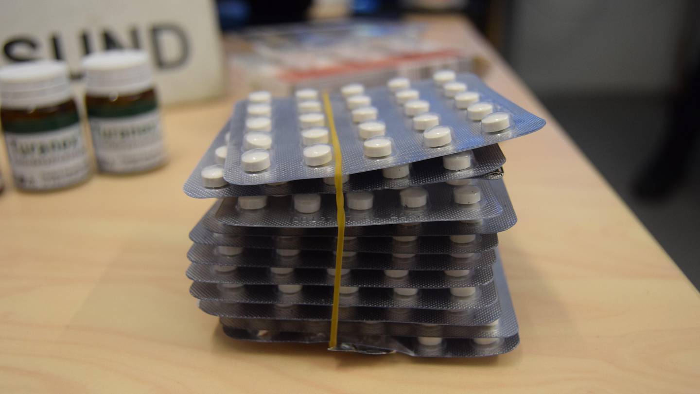 Tablettene og ampullene med dopingmidler ble funnet rundt om i den norskregistrerte bilen.