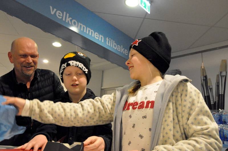 Far Ole Johan Østebø og Johan (10) og Nora (11) ved pakkedisken på Clas Ohlson.