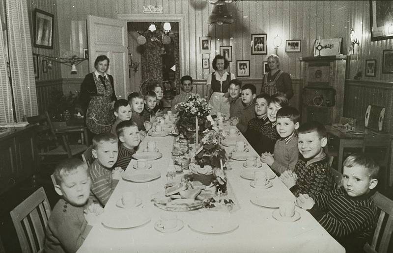 Gutter venter på julemiddag med foldede hender i Eilert Sundts barnehjem i «Villa Granly» i 1951.