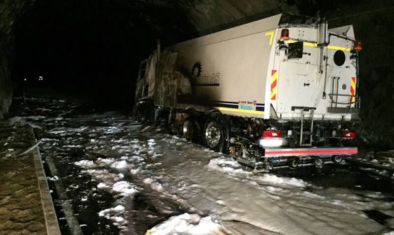 Vraket av feiebilen som tok fyr inne i Fjærlandstunnelen i Sogn sent mandag kveld.