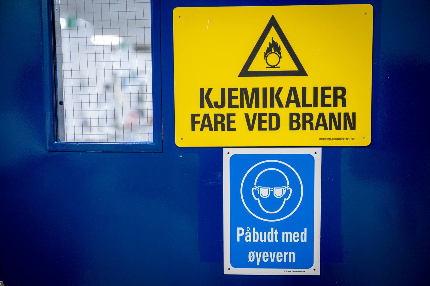 PÅBUD: Innenfor laboratoriets blå dører er det påbudt med vernebriller for de ansatte ved legemiddelprodusent Fresenius Kabi.