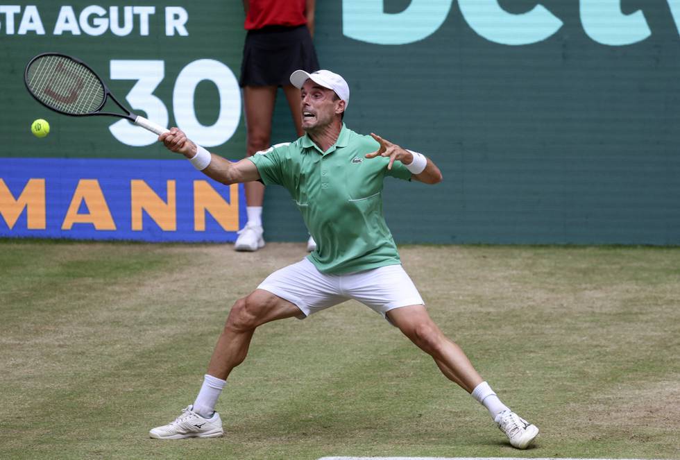 Roberto Bautista Agut må trekke seg fra årets Wimbledon etter koronasmitte. Her fra Halle Open i midten av juni. Foto: Friso Gentsch / AP / NTB