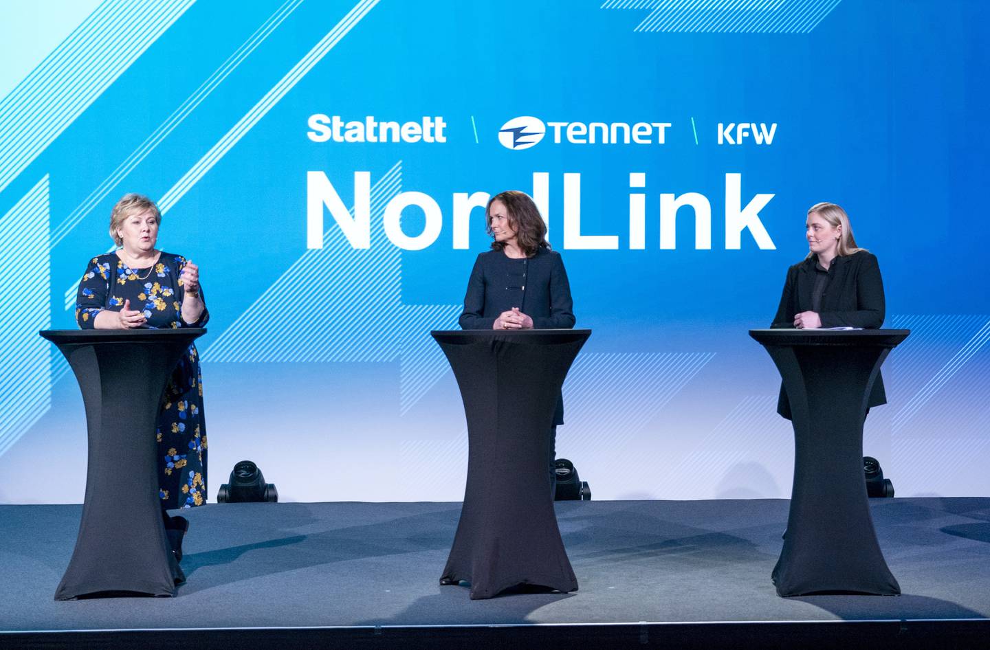 Daværende statsminister Erna Solberg (H), Statnettsjef Hilde Tonne og
olje- og energiminister Tina Bru (H) under åpningen av utenlandskabelen til  Tyskland i 2021.