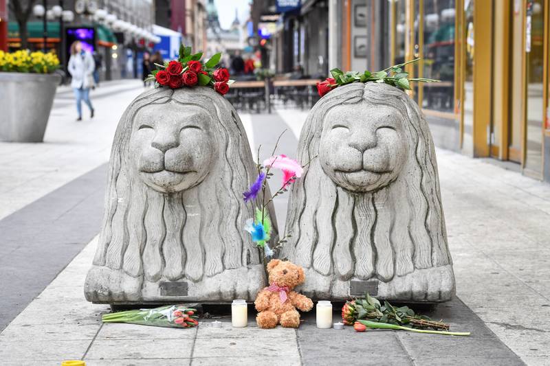 BLOMSTER: Blomster og bamser legges ned nærme stedet der angrepet i Stockholm skjedde fredag kveld.