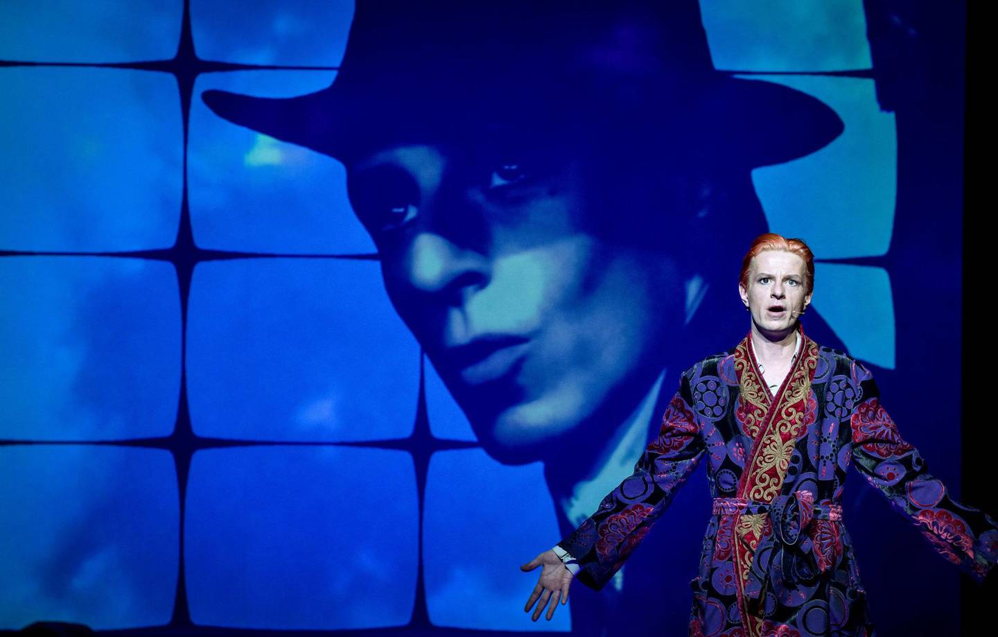 David Bowies svanesang: Musikalen «Lazarus» kommer nå på Det Norske Teatret. Her fra oppsetningen på Deutsches Schauspielhaus Hamburg.