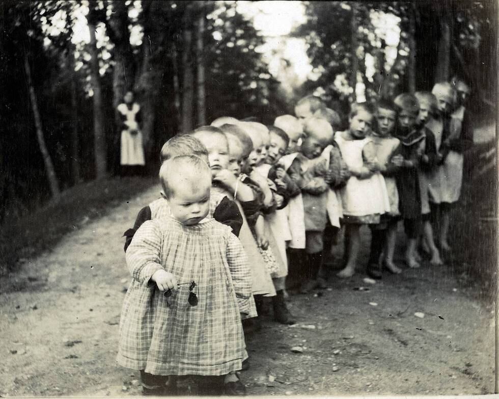 Dette bildet er fra familien til Gjertrud Jynges samling. Barna på bildet er fra Rostad barnehjem. FOTO: WALNUM-FAMILIENS PRIVATE SAMLING