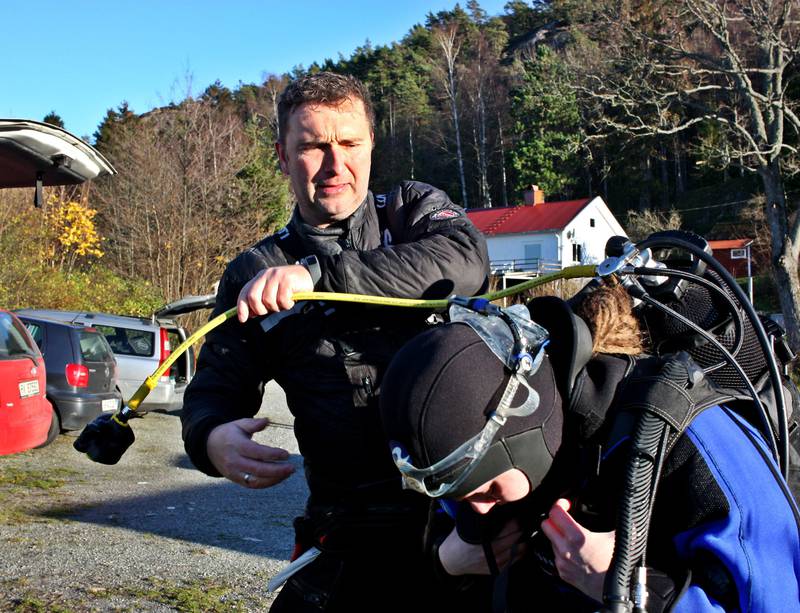 Hjelper til: Øyvind Karlsen-Kristiansen sjekker at Camilla Cox Barfot har dykkerutstyret i orden før dykket i Lunneviken. 