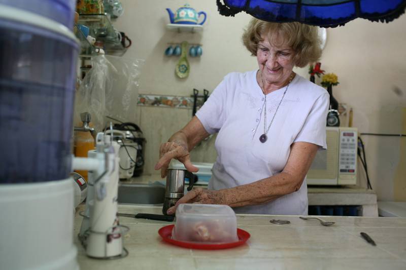 Xiomara Lovelle (74) har sansen for president Barack Obama og gleder seg stort over normaliseringen av forholdet mellom Cuba og nabolandet USA. FOTO: HEIDI TAKSDAL SKJESETH