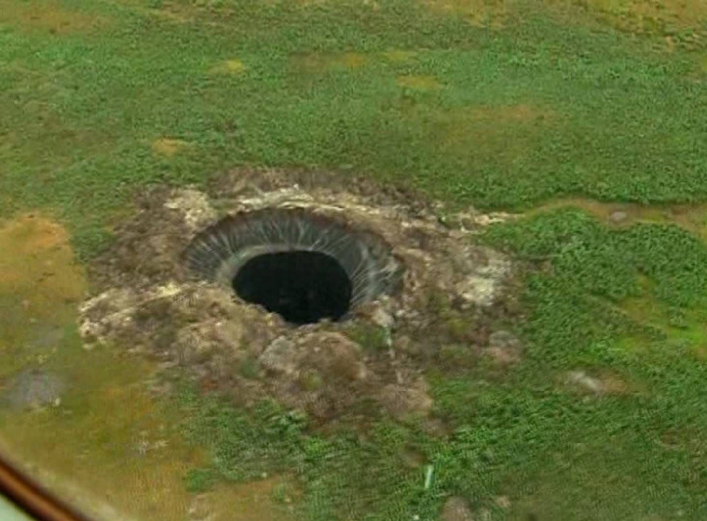 Et av de første kraterne russiske forskere oppdaget på Yamal-halvøya i Sibir var 60 meter bredt.