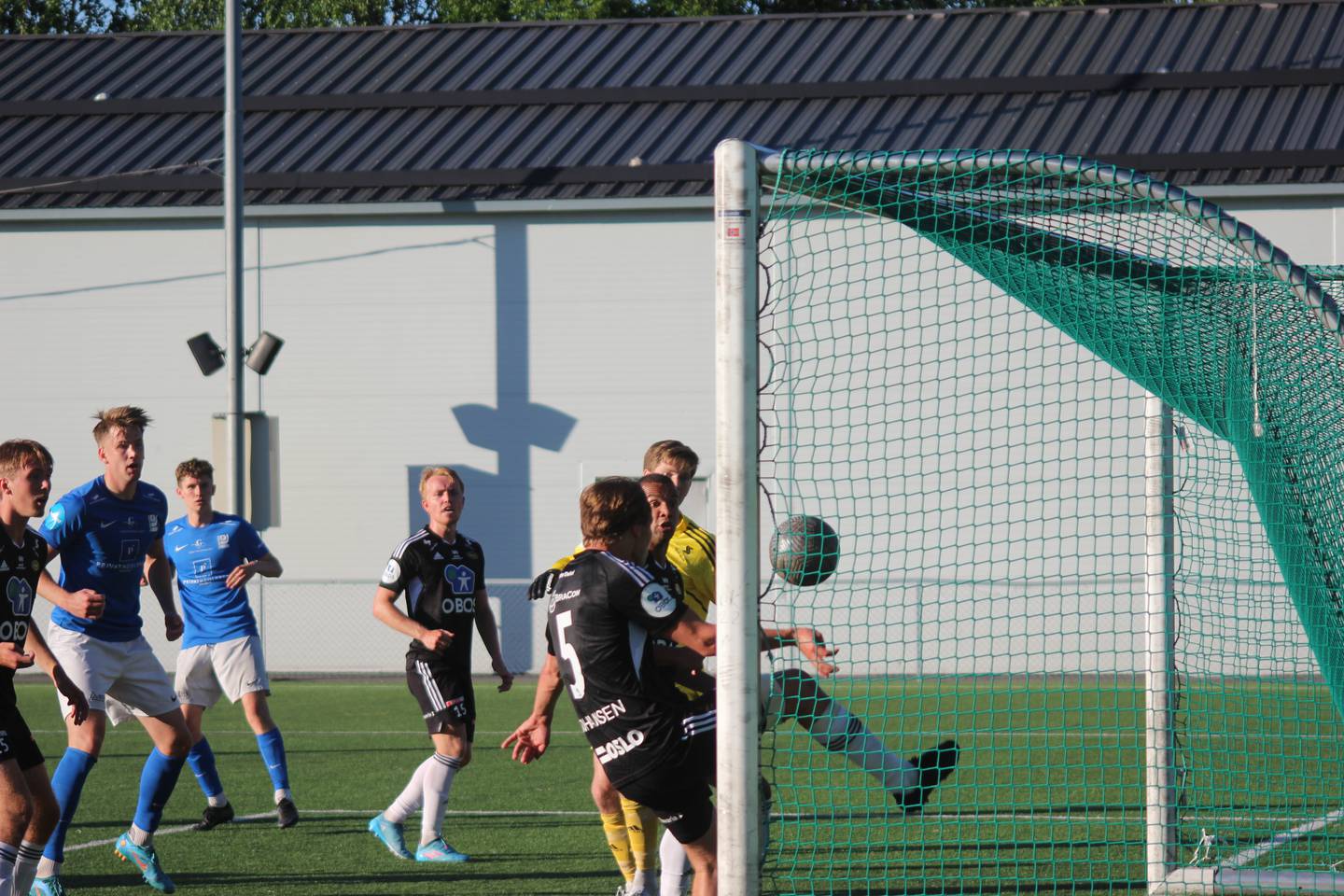 Her redder Anders Johan Johansen ballen på streken etter at Victor Emanuel Halvorsen hadde headet ballen over Anders Gundersen.
