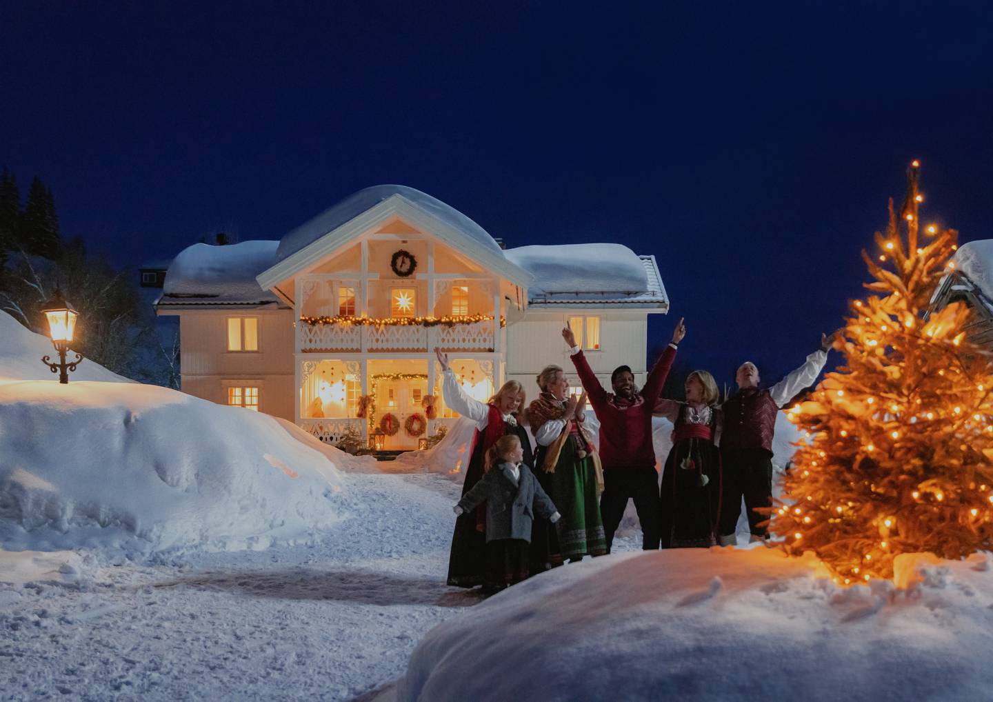 Det blir ny norsk julestemning på Netflix i filmen «Så var det jul igjen», der Thea (Ida Ursin-Holm kommer hjem til julefeiring med kjæresten Jashan (Kanan Gill). På Netflix fra 6. desember.