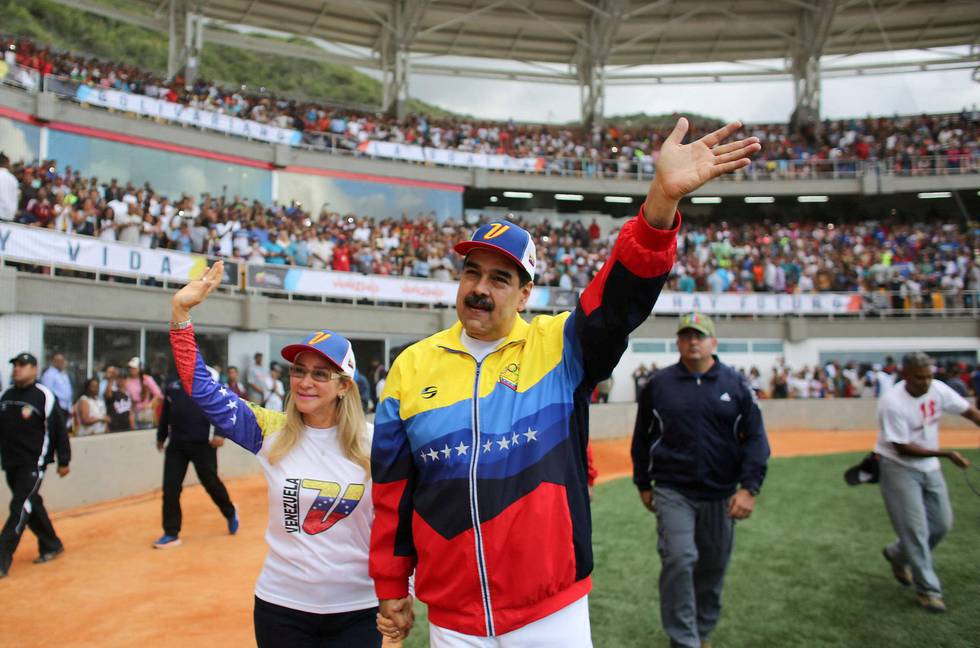 Venezuelas president Nicolás Maduro var blant de første til å kondolere Iran etter drapet på general Qasem Soleimani. Her er han sammen med kona Cilia Flores på åpningen av en ny baseball stadion i La Guaira i Venezuela tidligere i januar. Foto: Marcelo Garcia/NTB scanpix