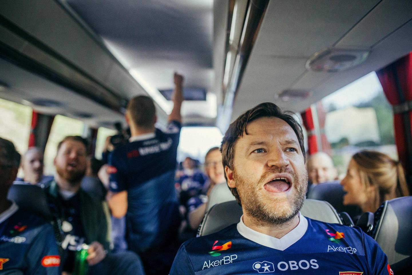 SYNG MED DEN STEMMEN DU HAR: Knut Gjerseth Olsen varmer opp stemmen på bussen til Notodden.