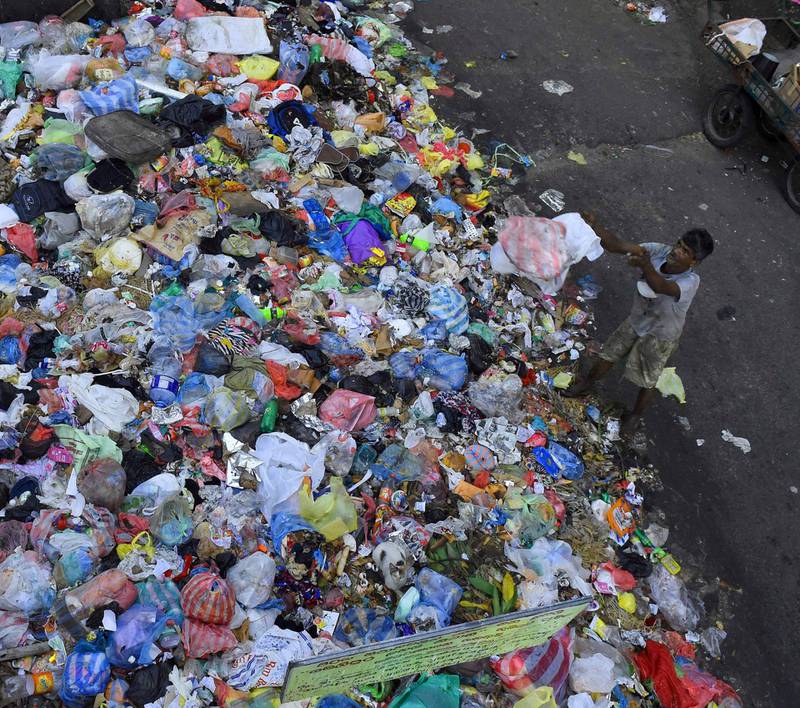 Enorme fjell av plastsøppel har presset fram plastforbud, som i Sri Lanka som forbød import, produksjon og salg av engangsartikler av plast i fjor høst. 