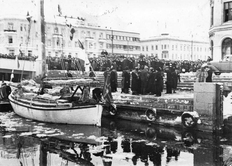 kom hjem: 20. desember er det 80 år siden lystbåten Ho-Ho og dets mannskap på tre ble tatt imot av en jublende folkemengde på Honnørbrygga i 1937. FOTO: DRAMMEN BYARKIV