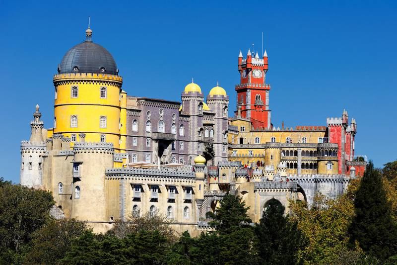 Eventyrslottet Palacio da Pena ruver over Sintra, et av Portugals aller fineste reisemål. Bli gjerne natten over! 
