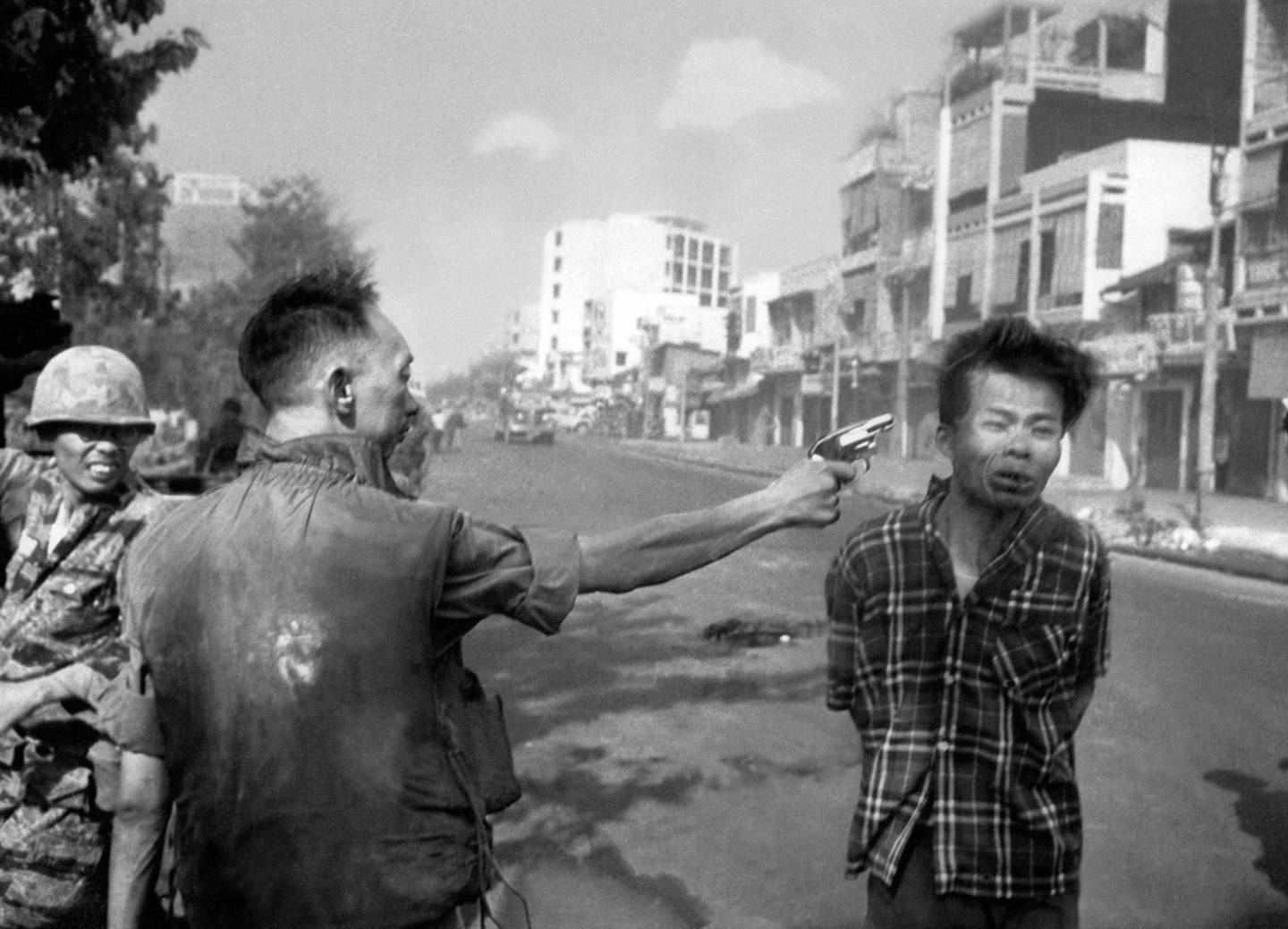 Sørvietnamesisk nasjonalpolitisjef brigadegeneral Nguyen Ngoc Loan henretter en mistenkt Viet Cong-offiser med et enkelt pistolskudd i hodet i Saigon, Vietnam, 1. februar 1968. Bildet vant Pulitzer-prisen i 1969 for nyhetsfotografering. Hal Buell, som ledet The Associated Press' fotooperasjoner fra mørkerommets tidsalder inn i digitalfotografiets tidsalder i løpet av en fire-tiårs karriere med nyhetsorganisasjonen som inkluderte 12 Pulitzer-priser og noen av de definerende bildene fra Vietnamkrigen, har dødd. Han var 92. (AP Photo/Eddie Adams, File)