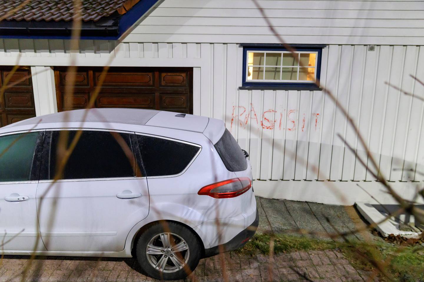 OSLO  20181206.
Ordet "Rasist" er tagget på en bil og på huset  til justisminister Tor Mikkel Wara.

Foto: Cornelius Poppe / NTB scanpix