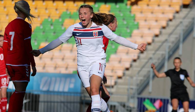 Lyn-spiller Jenny Røsholm Olsen scoret i sin tredje landskamp på rad da hun ga Norge ledelsen etter 19 minutter i kampen mot Danmark på Jessheim for J19-landslaget.