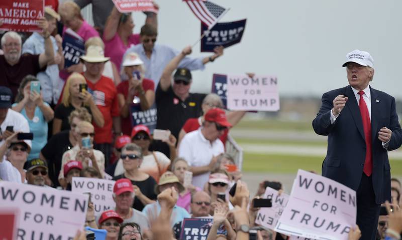 Donald Trump ble tatt imot med full jubel blant tilhengerne i Lakeland i Florida. Trump-kampanjen delte ut store mengder rosa «kvinner for Trump»-skilt, noe hovedpersonen satt stor pris på.