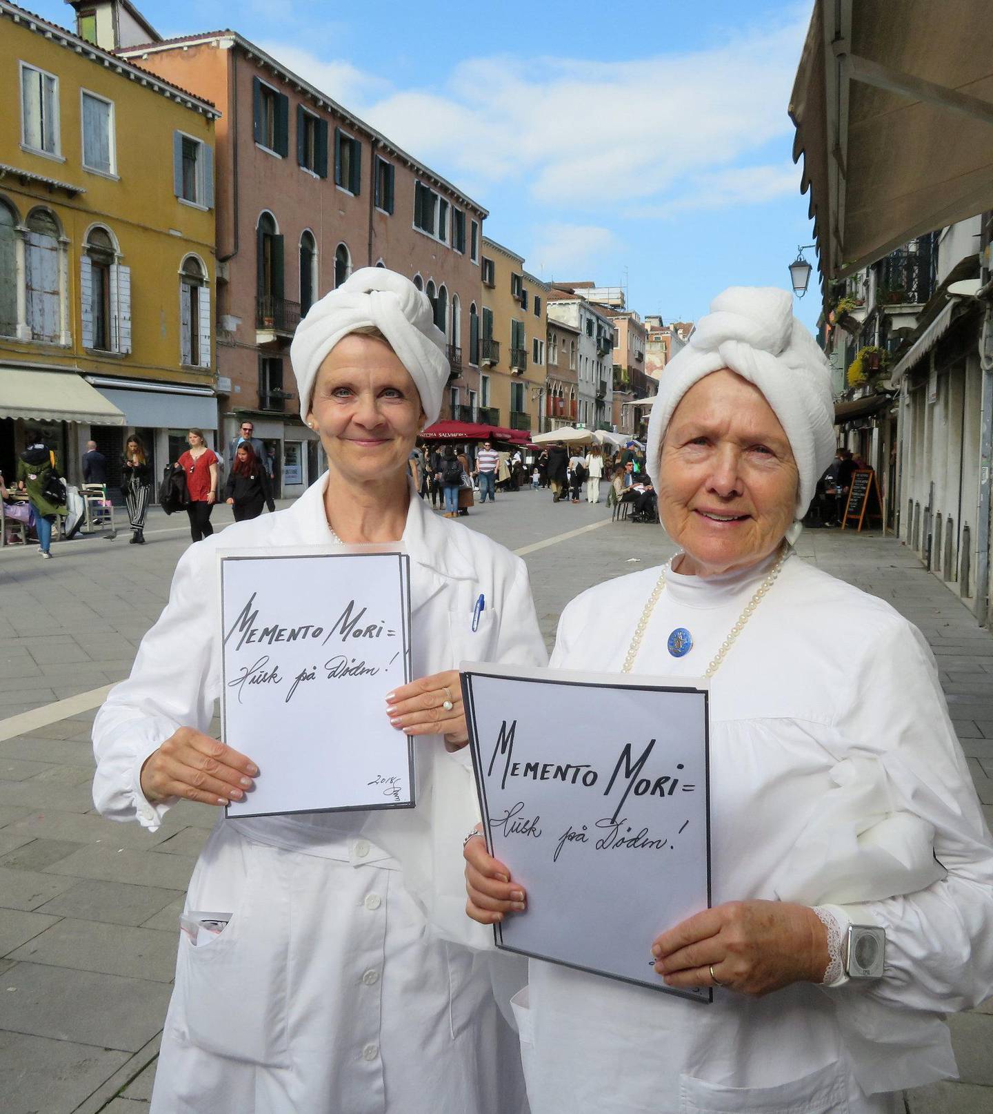 Liv Reidun Brakstad og Anneli B. Madsen (til venstre) vandret rundt i Venezia og minnet folk på livets skjørhet.FOTO: LARS ELTON